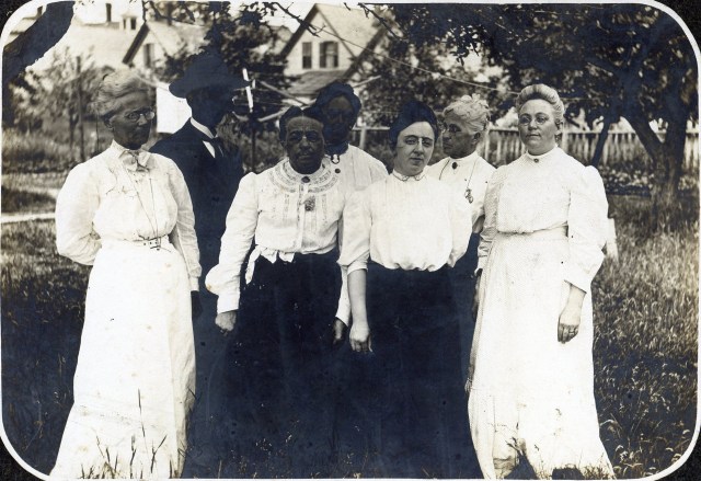 Etta Dunham on right end