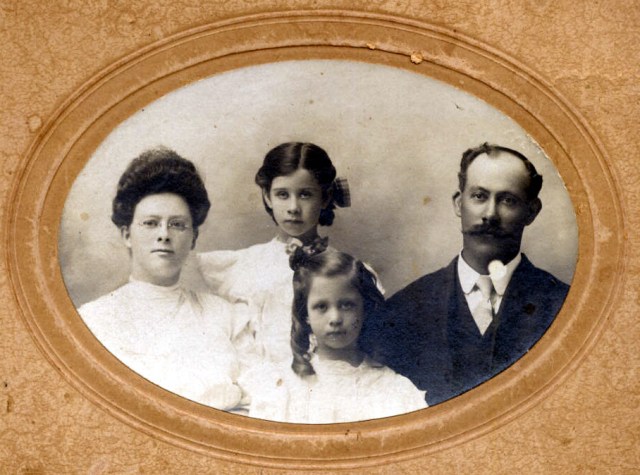 Left to Right Estella (1879 – 1931),   Claire (1900 – 1987),  Doris (1902 – 2001) and Jesse Gilbert