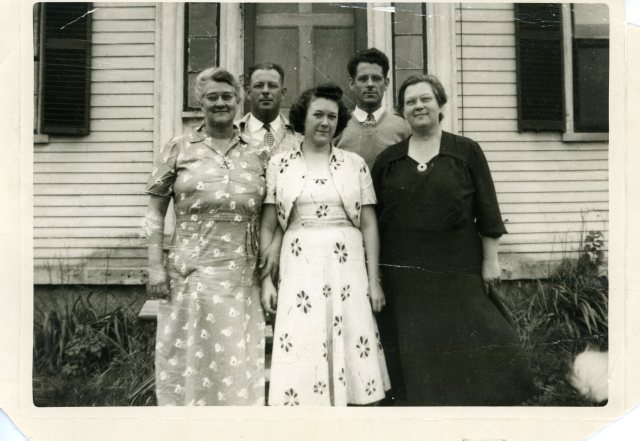Gilbert kids: Perry (1909 – 1978), Ivan (1920 – ), Claire, Alice (1918 – 2001), Doris in Vassalboro.