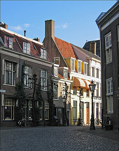In 1617 Thomas and Anne are living in Pieterskirkof Street in Leiden, Holland where three of their children are buried in a churchyard.