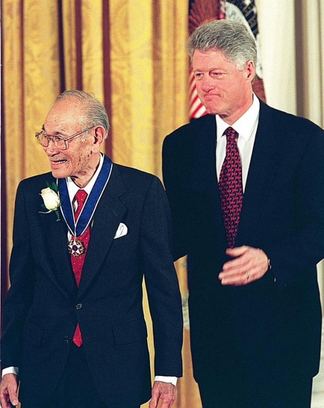 Fred Korematsu receives the Presidential Medal of Freedom from Bill Clinton
